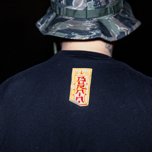 妲己把裤子脱了打开腿让人
