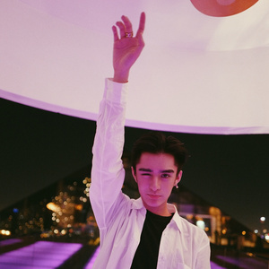 妲己把裤子脱了打开腿让人
